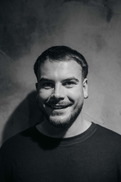 Adrián, barbero de La Barveria